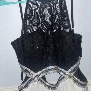 Pretty black and white dress